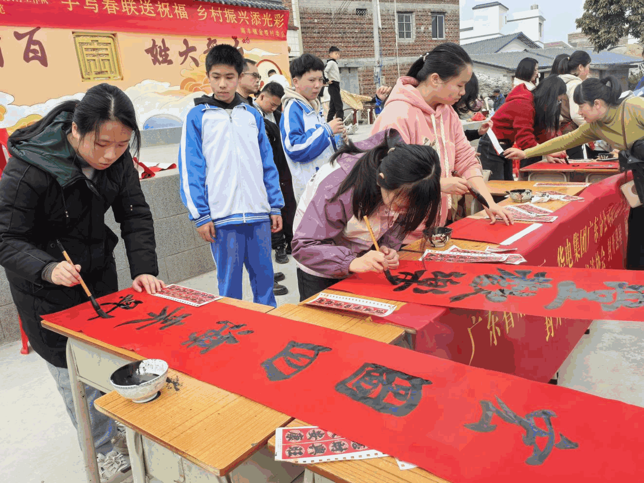 岭南书法小天使新年挥毫泼墨送“福”进村进万家