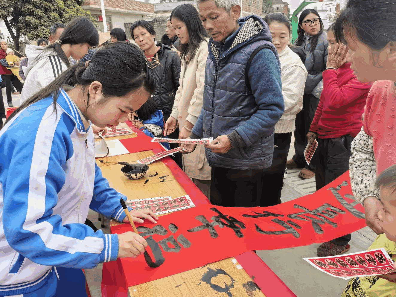 岭南书法小天使新年挥毫泼墨送“福”进村进万家