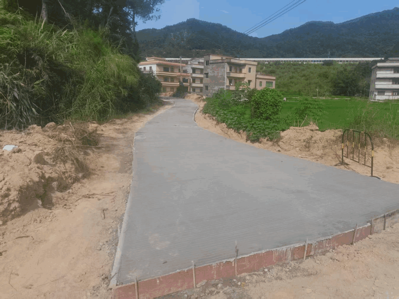 封开罗董携手企业助力镇村旧貌焕新颜