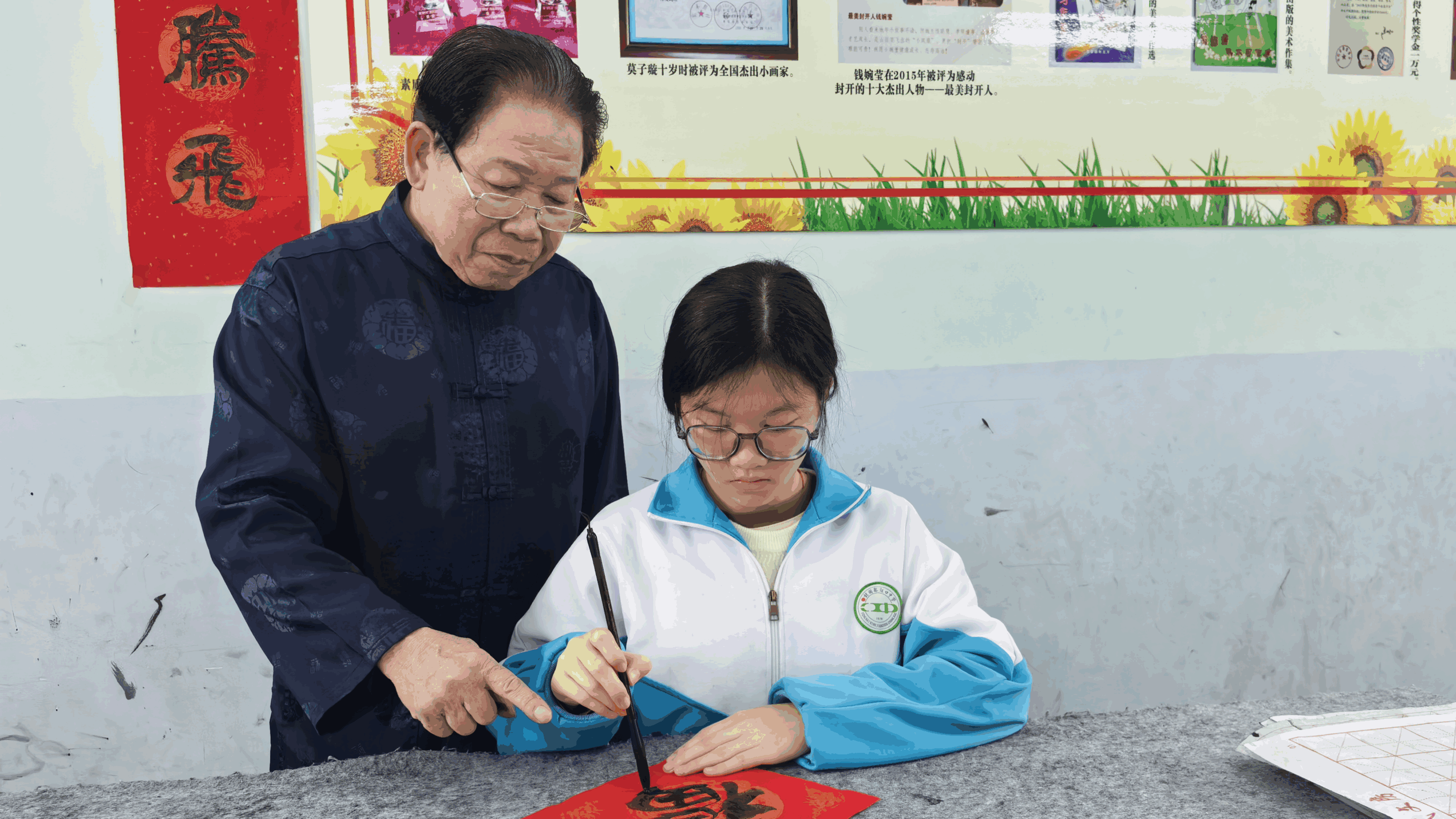 封开书画家莫石鸿绘出家乡情培育人才比翼双飞