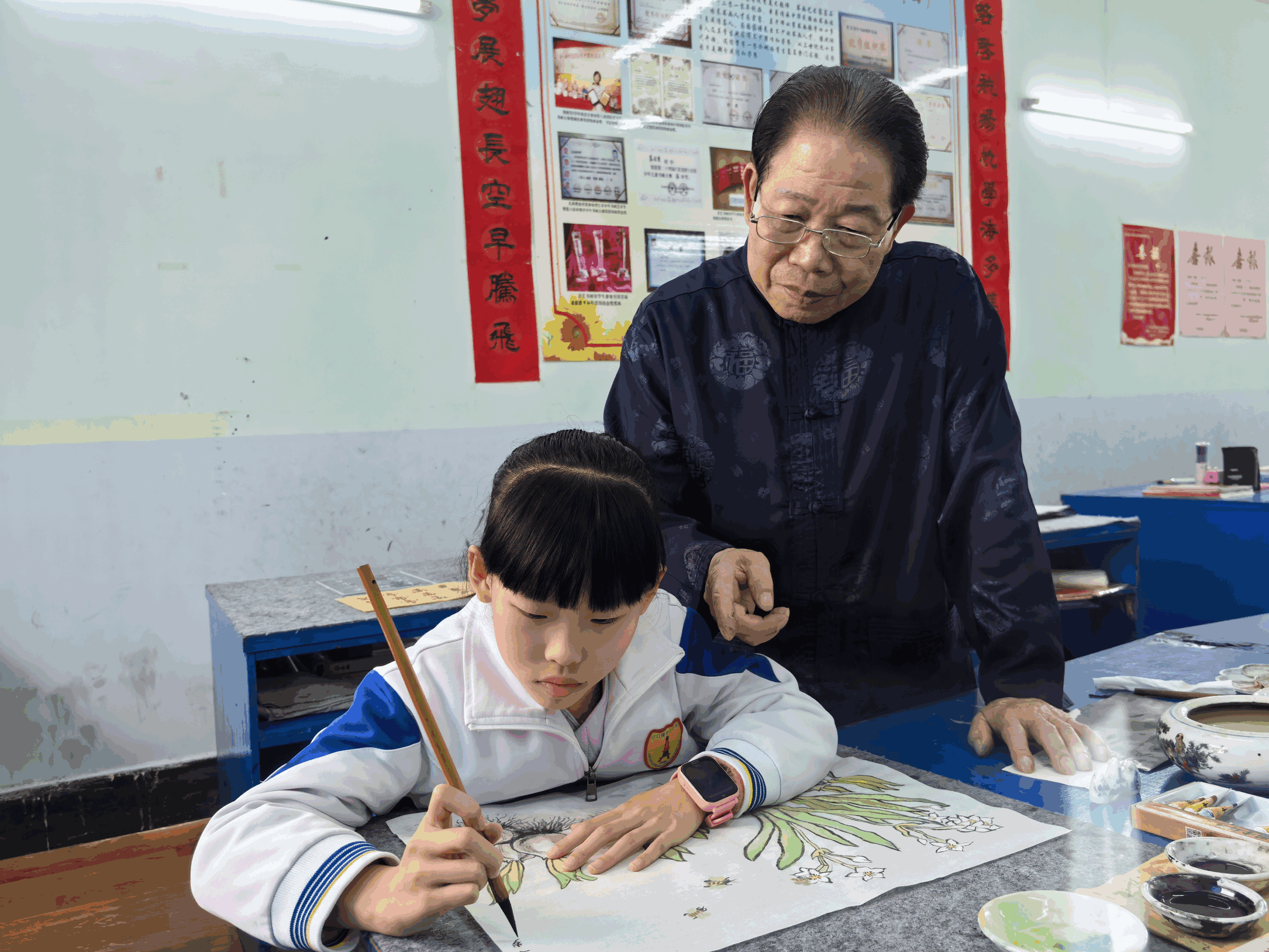 封开书画家莫石鸿绘出家乡情培育人才比翼双飞