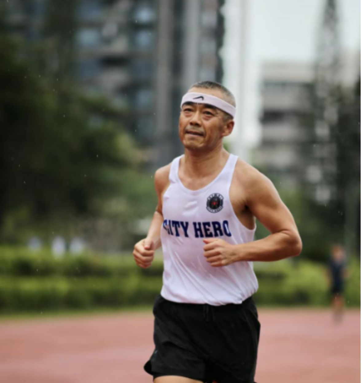 “鲲鹏径”全球铁人传奇之郭磊的钢铁意志与平凡坚守  ——一位深圳拖车司机的226公里人生哲学