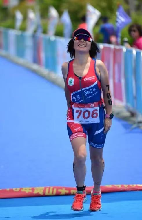 “鲲鹏径”全球铁人传奇之毕皎洁:铁三赛道上的“佛系斗士” ——用松弛感征服226公里的生活哲学家