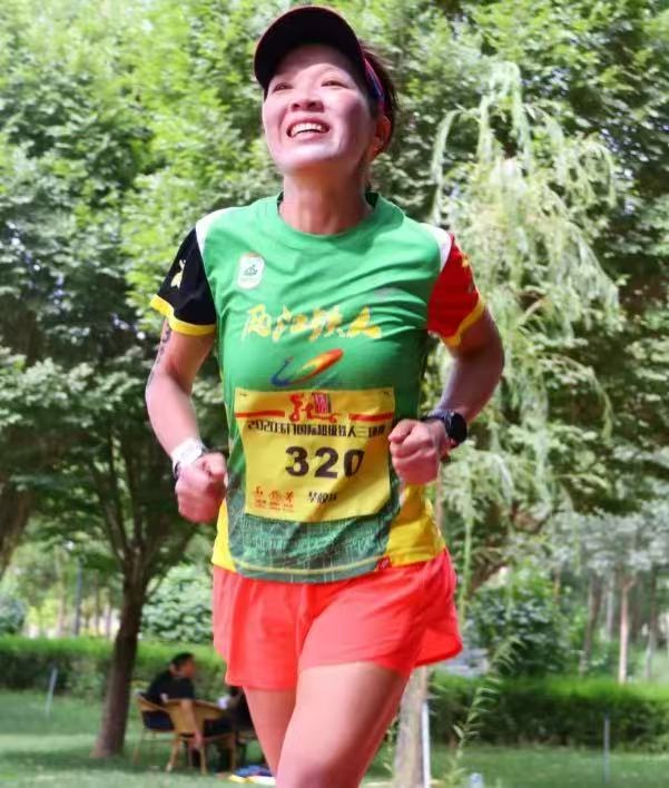 “鲲鹏径”全球铁人传奇之毕皎洁:铁三赛道上的“佛系斗士” ——用松弛感征服226公里的生活哲学家