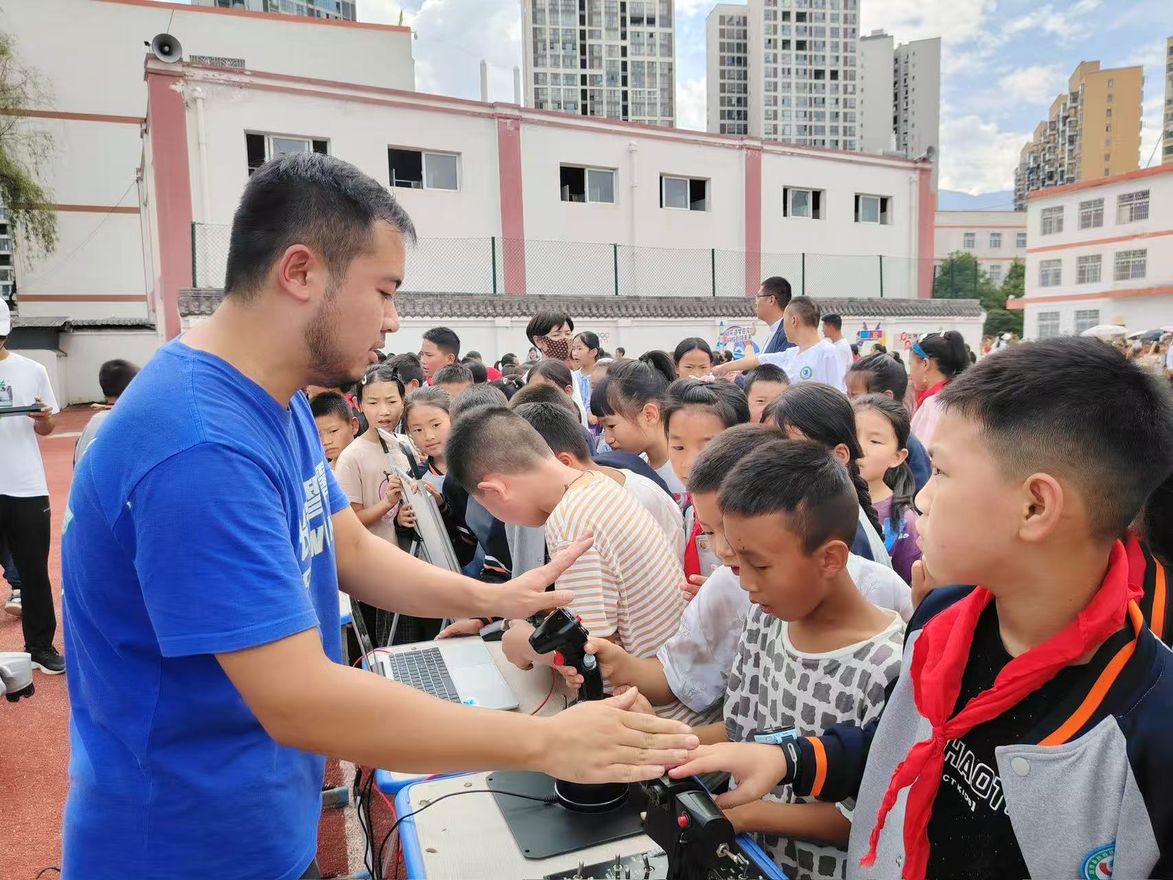 铭记历史，科技强国：越城镇中心校举行首届科技节启动仪式