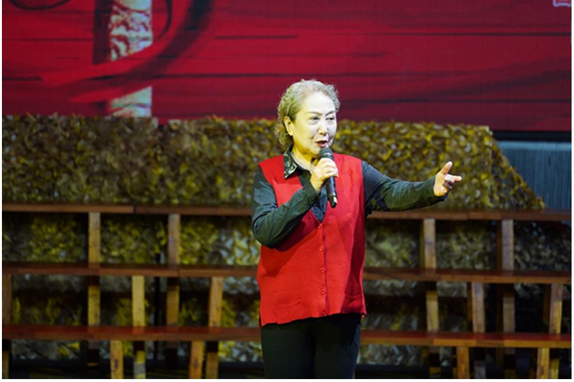 银发燃情演绎英雄史诗 蓉城舞台奏响红色乐章