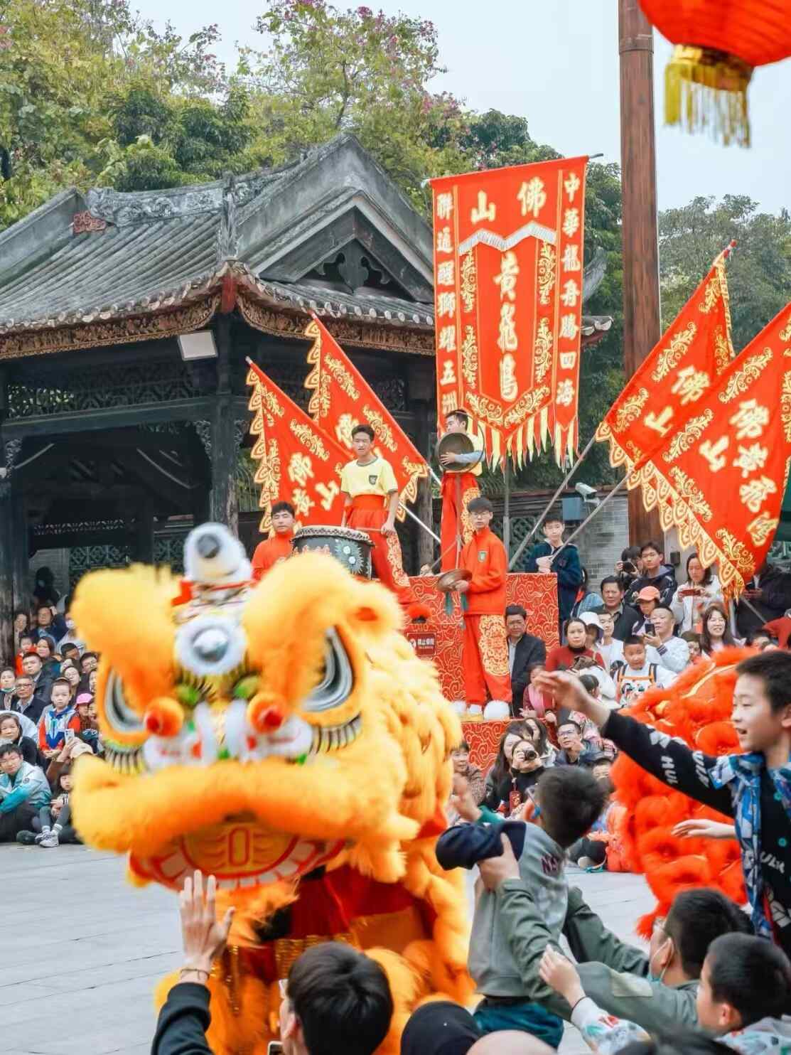 南北同春｜广东年俗：从“洗邋遢”到“逗利是”，岭南年味里的传承与新变