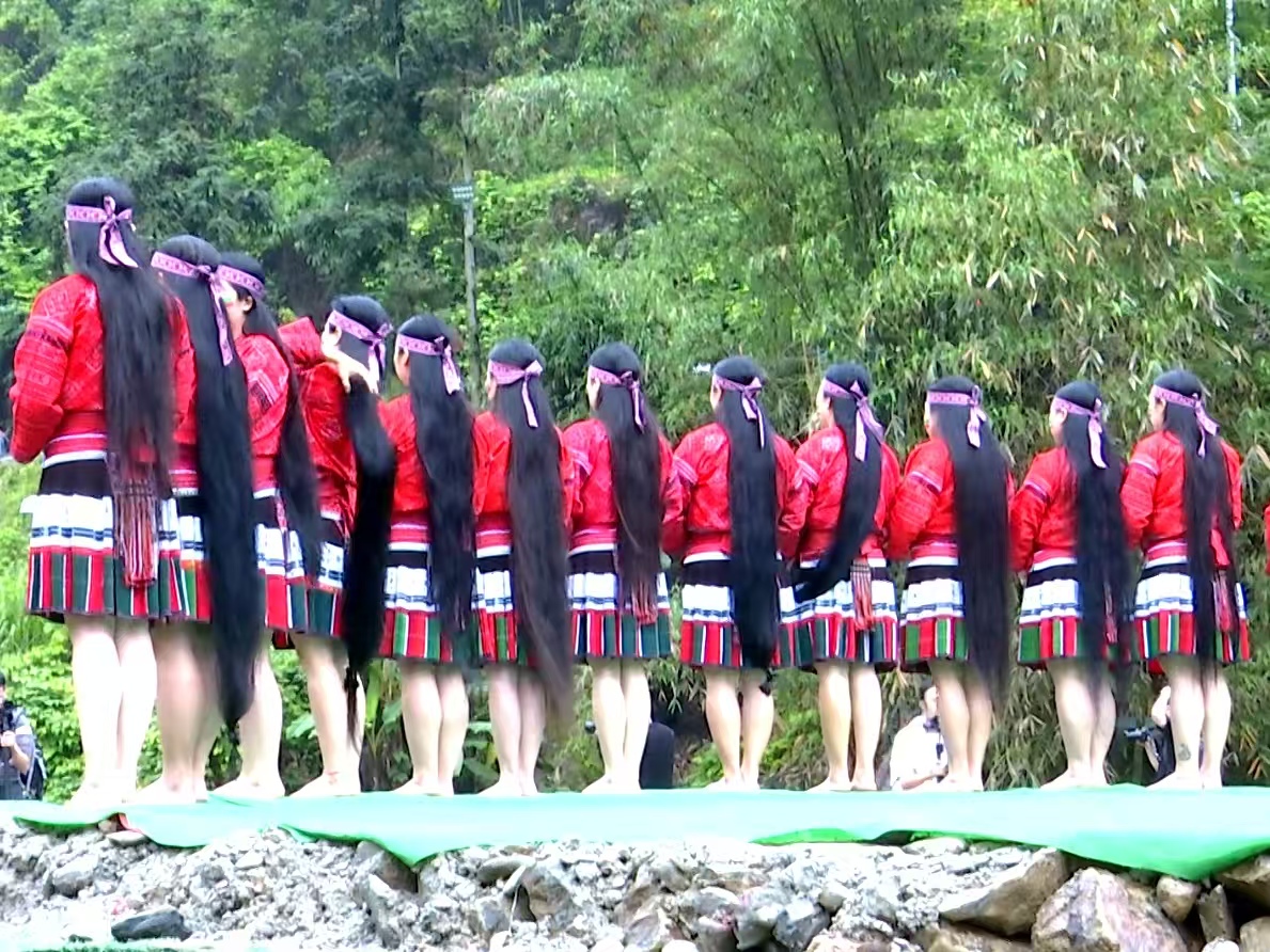 千年长发绾春色 黄洛瑶寨迎客来