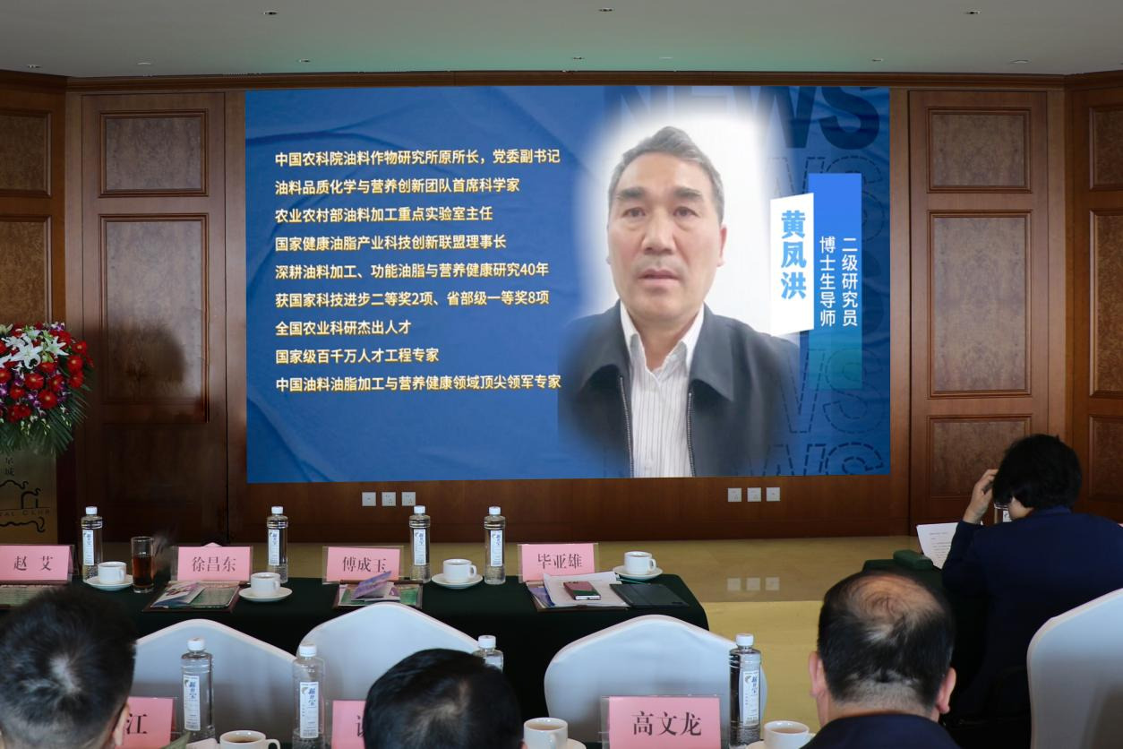 新疆麦盖提沙戈荒特大型新能源基地项目推介会成功举办 筑牢国家能源、粮食、生态三大安全 打造世界级绿色发展标杆