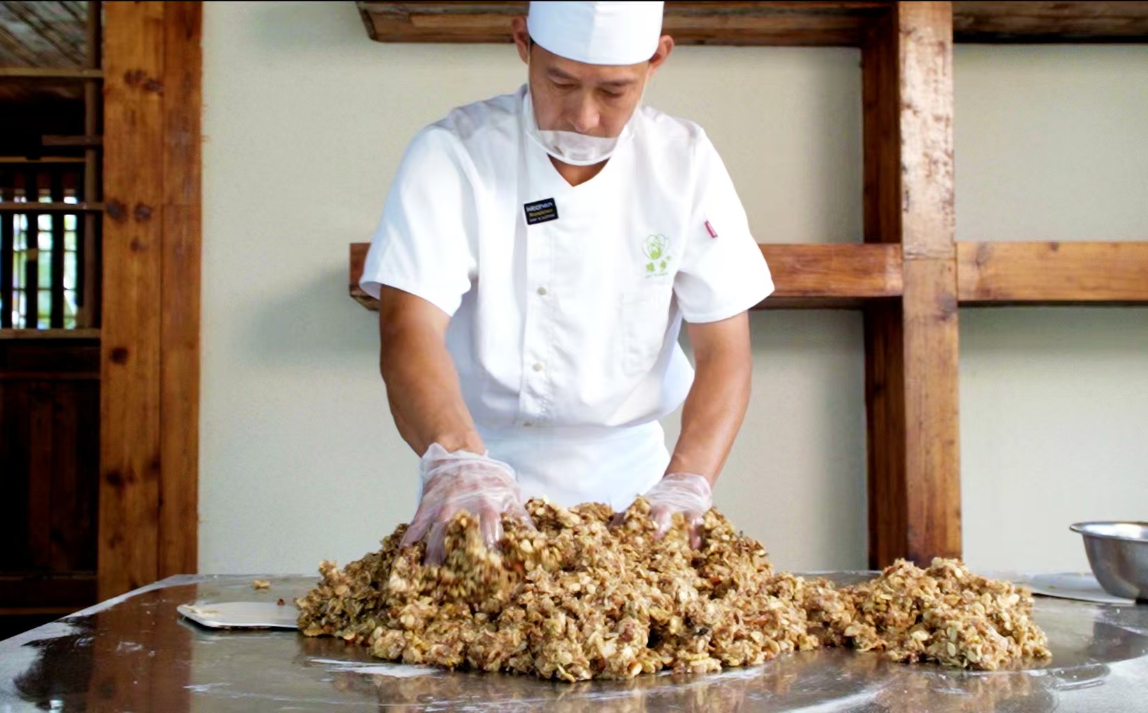 【月饼风物志】岭南非遗烟火:珠乡橄榄月饼,火窑古法里的中秋食养文脉