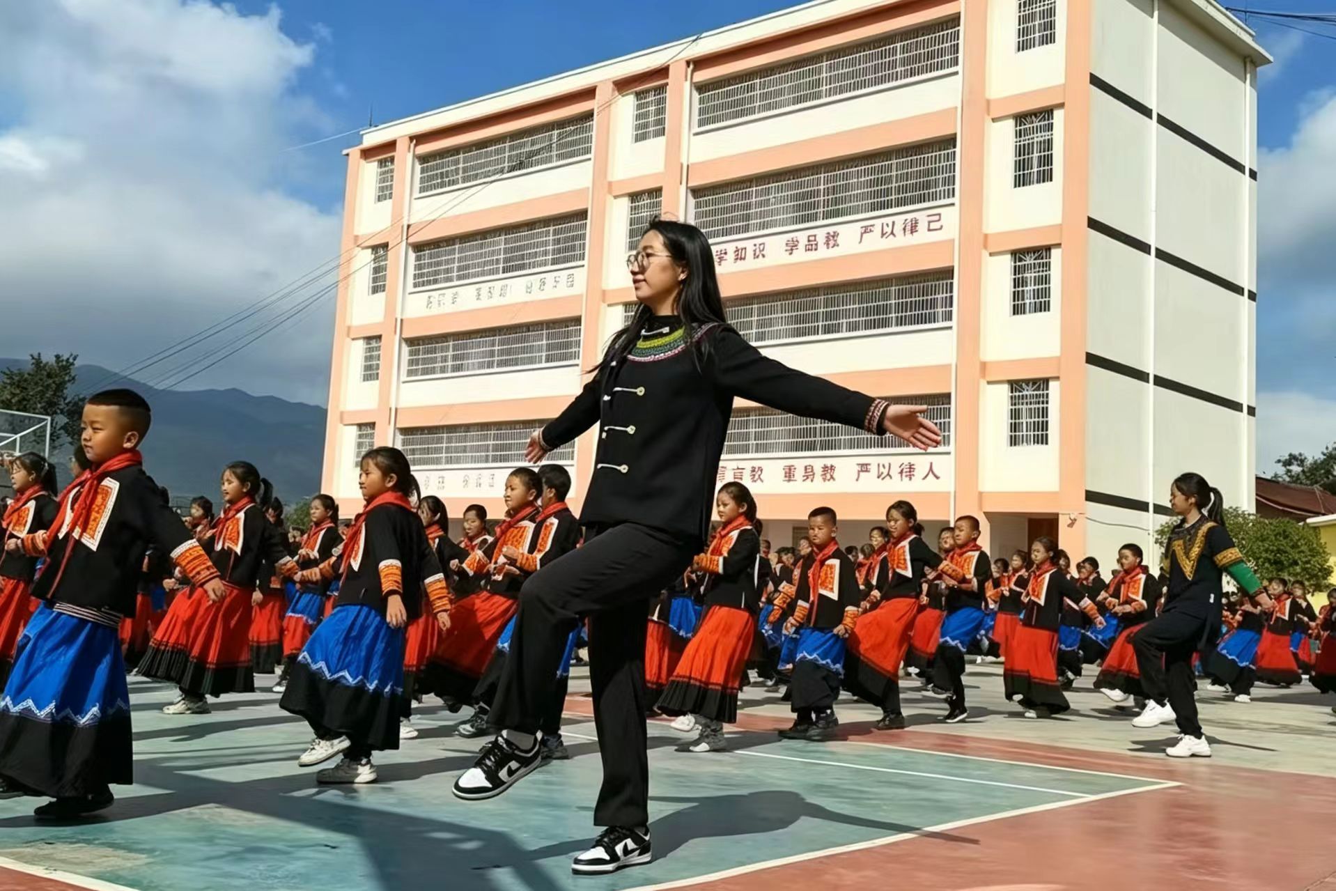 活力课间浸润彝乡文脉 体教融合赋能民族教育 — 越西县拉普镇中心小学打造极具彝族风情特色阳光体育大课间